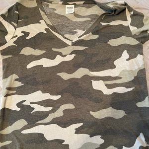 NWOT Pink/VS, v-neck camo tee, large